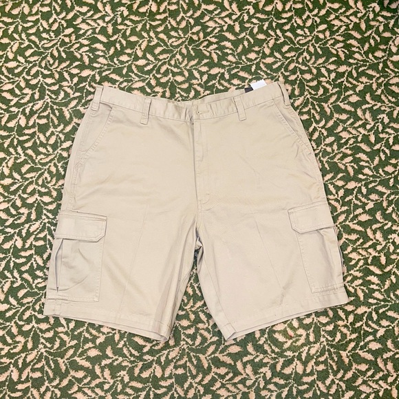 Dickies Other - Men’s Dickie’s loose Cargo Shorts size 38 waist